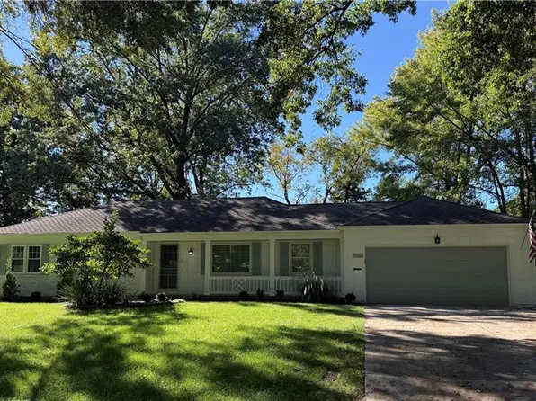 9416 Wenonga Rd, Leawood, KS 66206