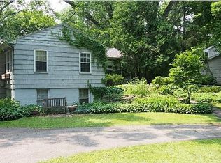 302 Ridgeview Dr E, Wayzata, MN 55391