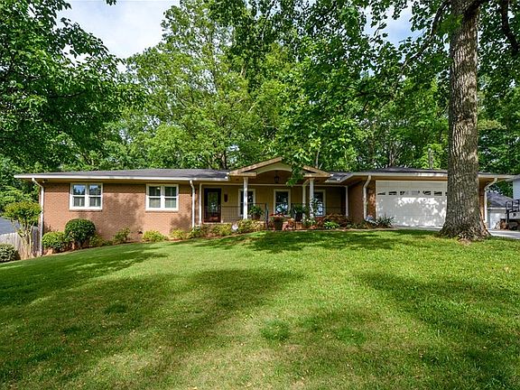 2nd image of 2411 Hawthorne Dr