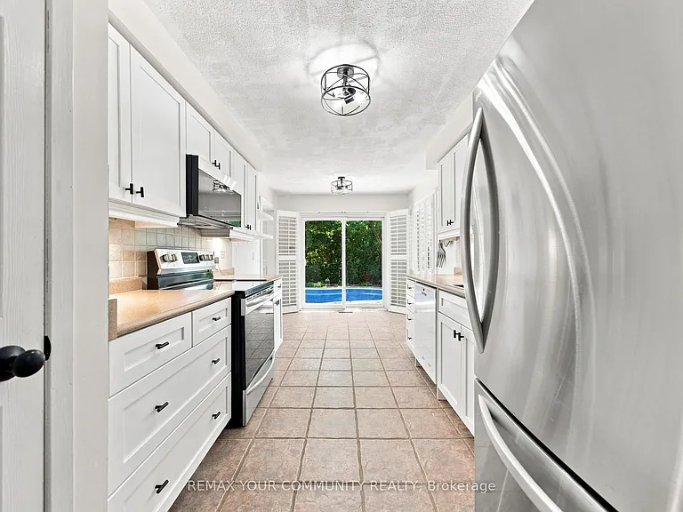 1544 Greenbriar Dr — Photo 7