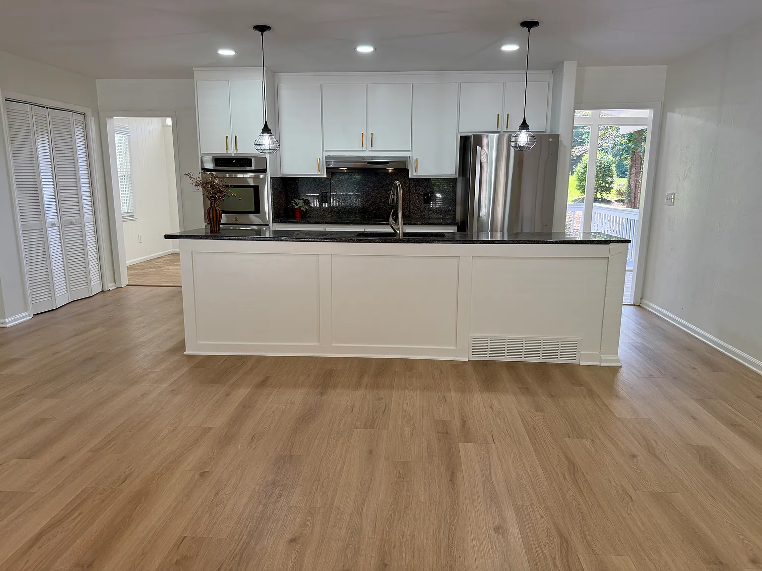 5 bed, 3256 sqft, $5,500 — Photo 4