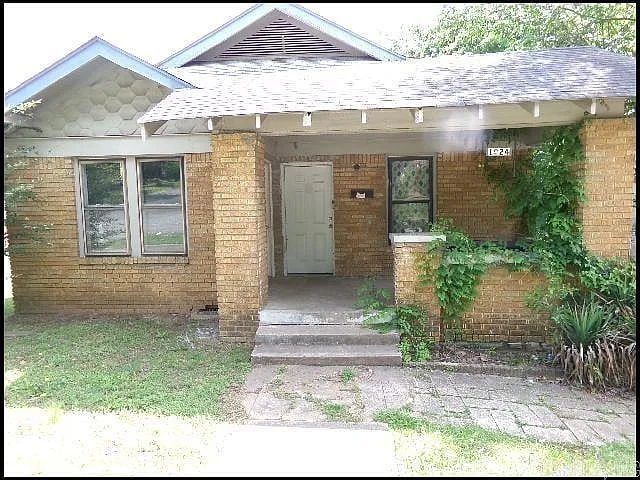 1024 Park Dr — Photo 2