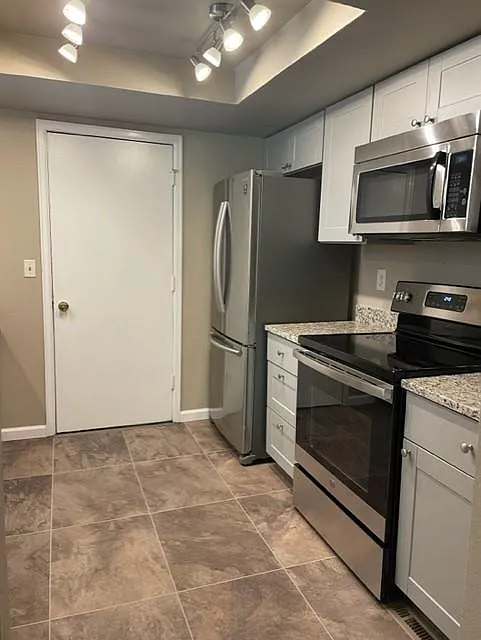 3 bed, 3.5 bath, 1948 sqft, $2,650 — Photo 3
