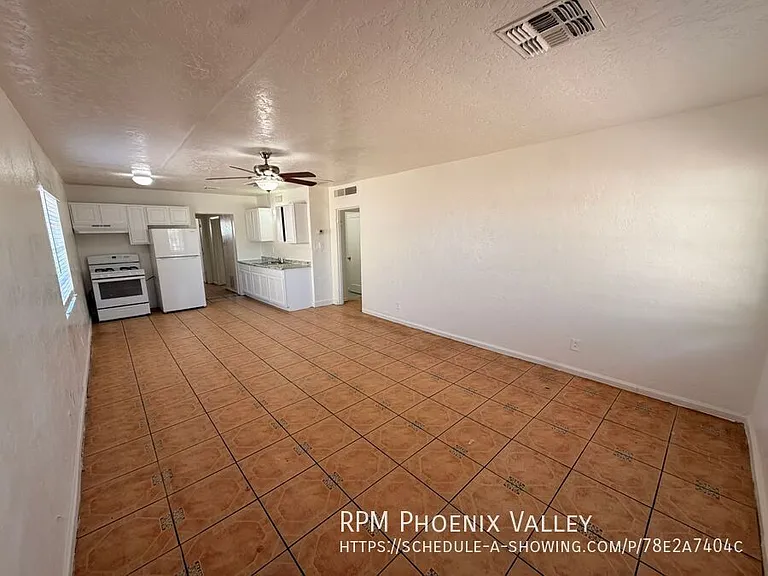 2524 W Jefferson St — Photo 2
