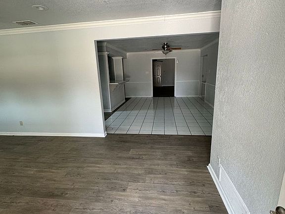 3rd image of 3142 Columbia Dr