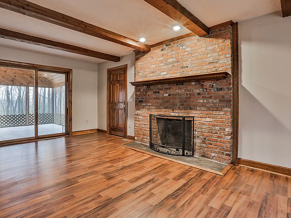 3rd image of 21 Crestwood Ln