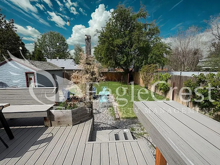 1031 N Clinton St — Photo 6