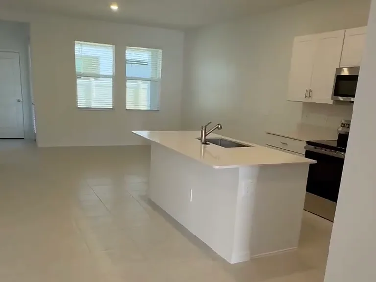 10806 Keato Beach Ct — Photo 3