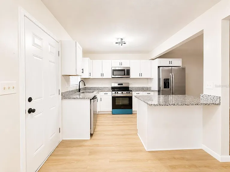 1353 Lakeview Rd — Photo 4