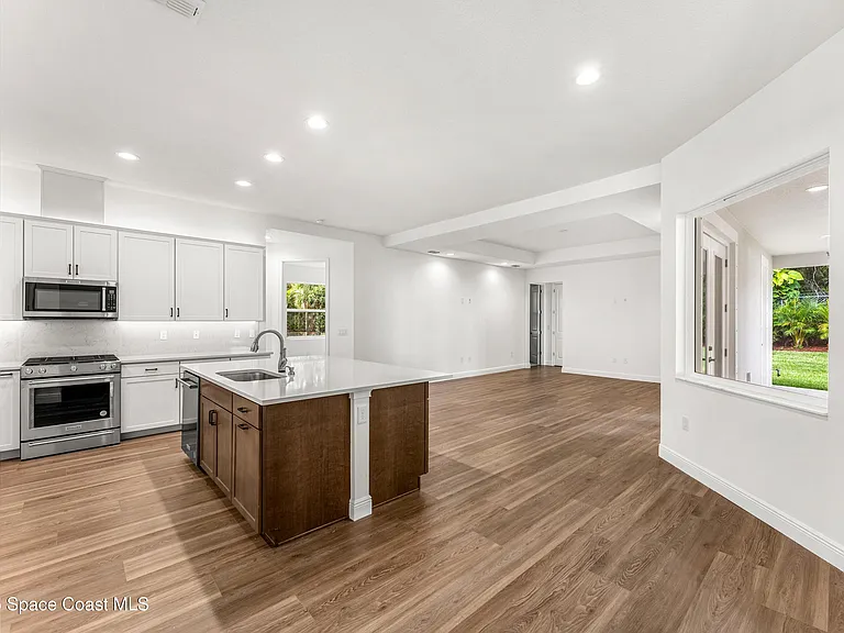35 Loch Ness Dr — Photo 10