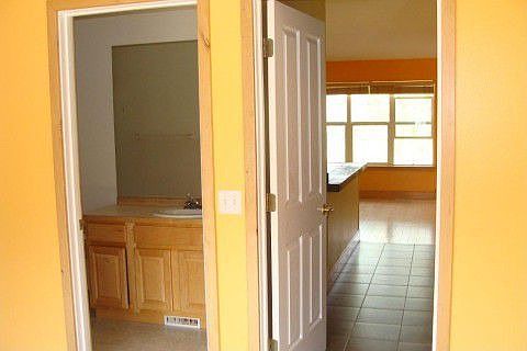 Common bath to upstairs bedroom