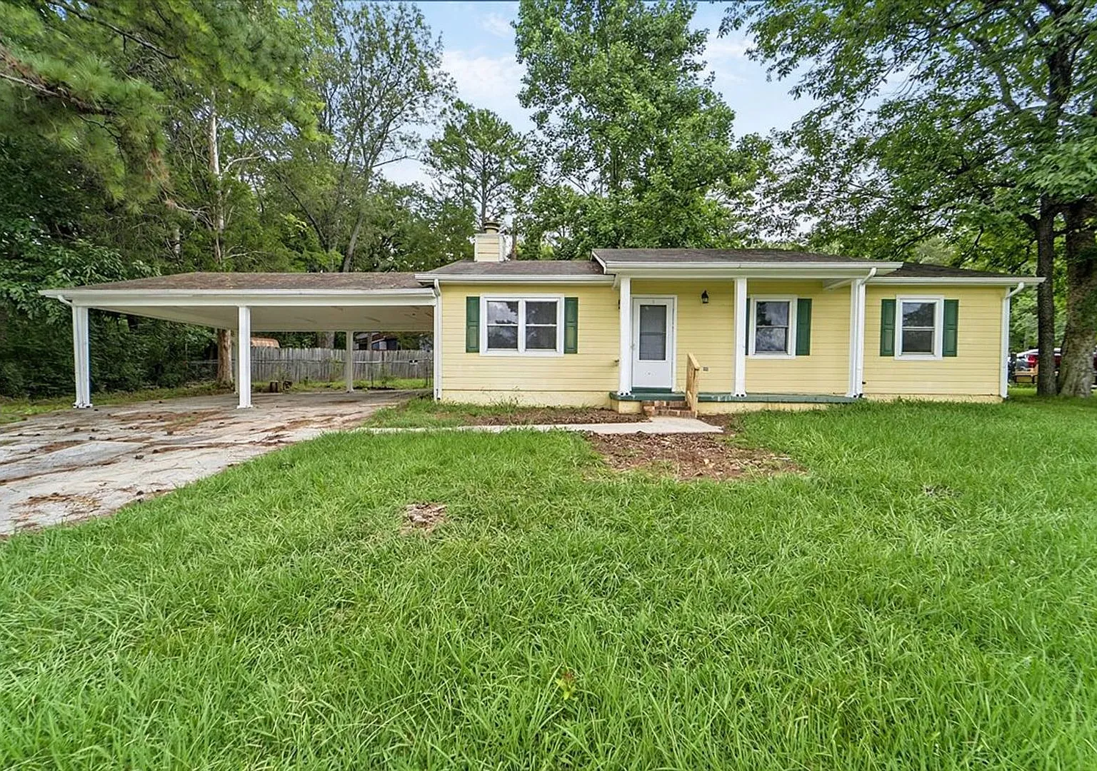 Spacious fenced back yard in South Huntsville — Photo 1