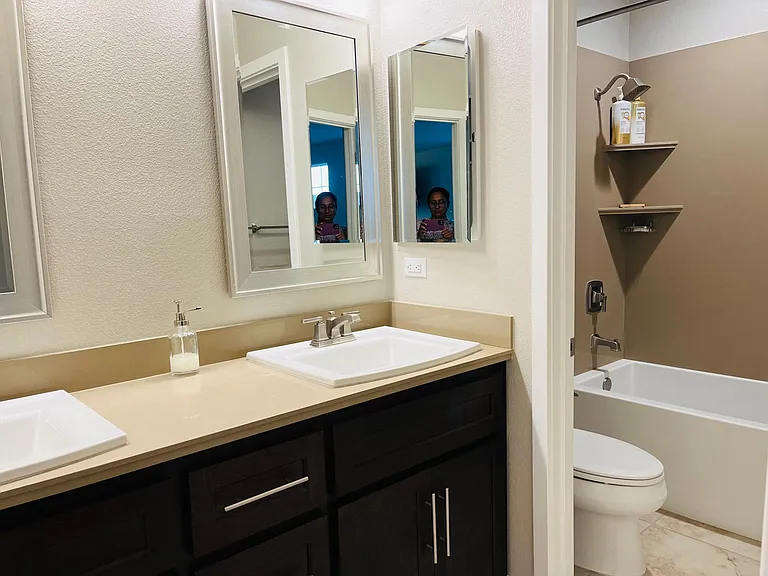 Guesgt bathroom with dual sinks and deep tub