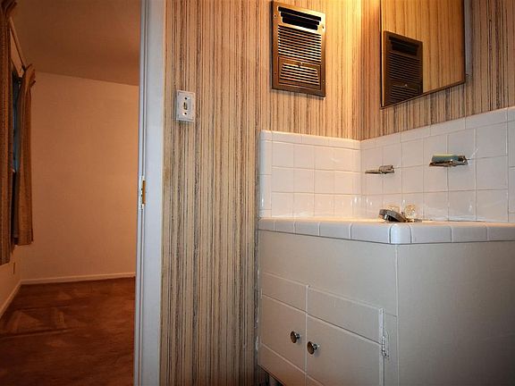 4th image of 8 N Pineview Dr
