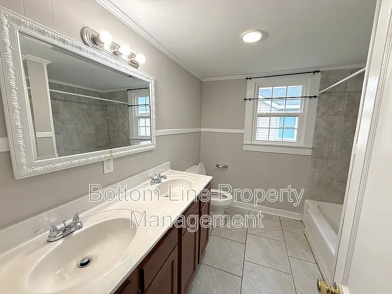 1429 W Horah St — Photo 7