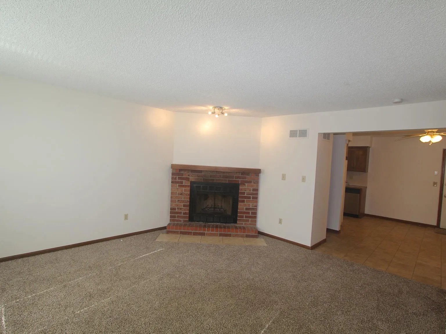 2 bed, 1.5 bath, 1150 sqft, $1,375 — Photo 3