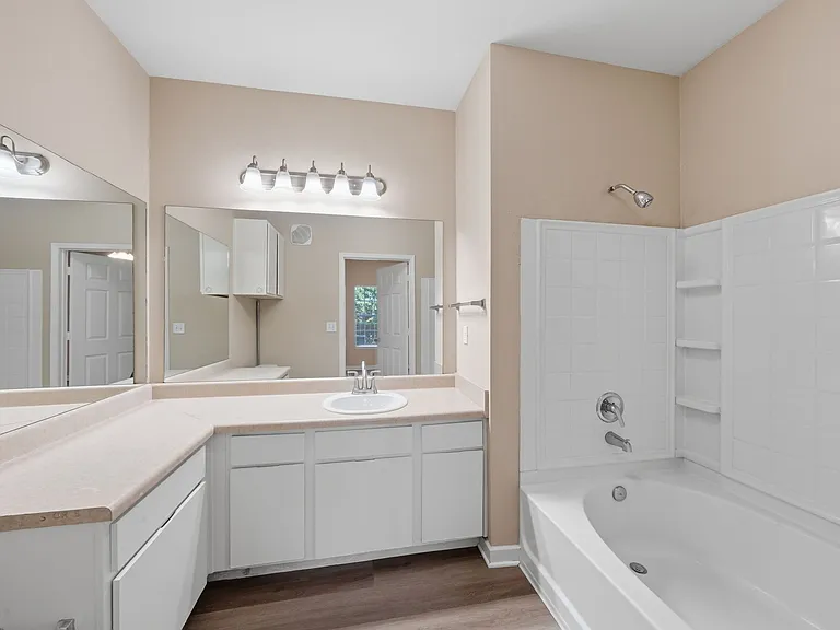 Elora Place Apartments — Photo 25