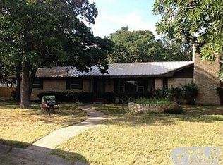 186 Tanglewood St, Bowie, TX 76230
