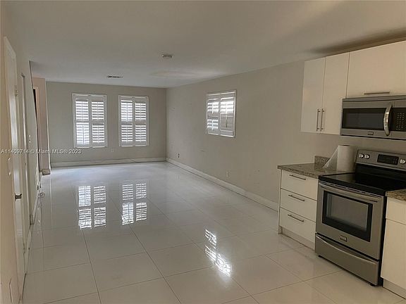 4th image of 2545 NE 182nd St