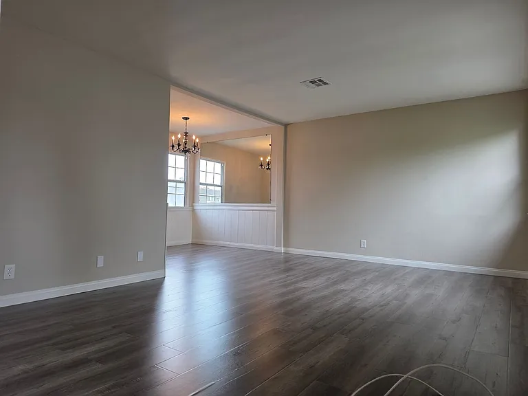 5547 Woodman Ave — Photo 7