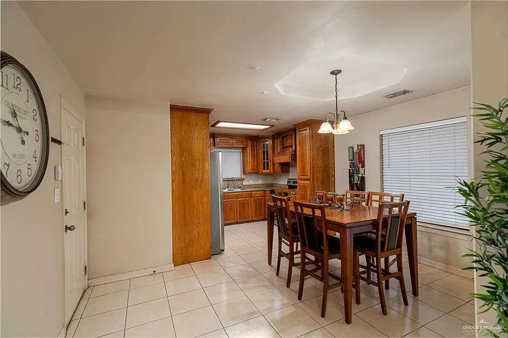 3 bed, 2.0 bath, 1206 sqft, $1,550 — Photo 3