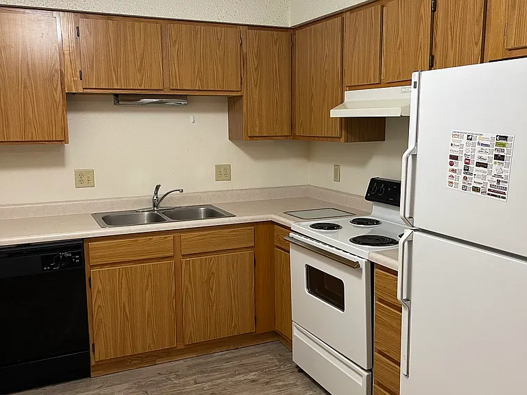 716 E Burlington St — Photo 3