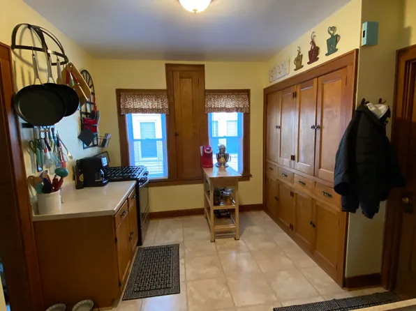 2147 N 62nd St, Wauwatosa, WI 53213