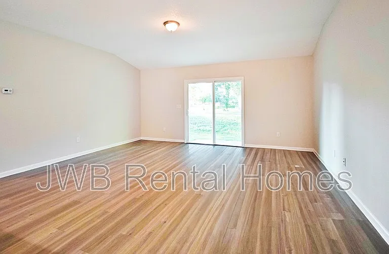 7104 Matthew St — Photo 6