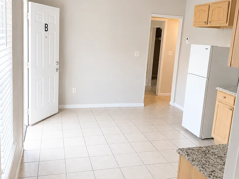 1305 E San Antonio Ave #B — Photo 5