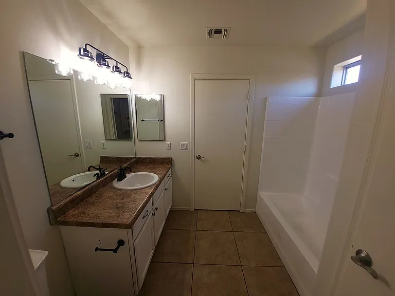2634 E Paradise Ln — Photo 16
