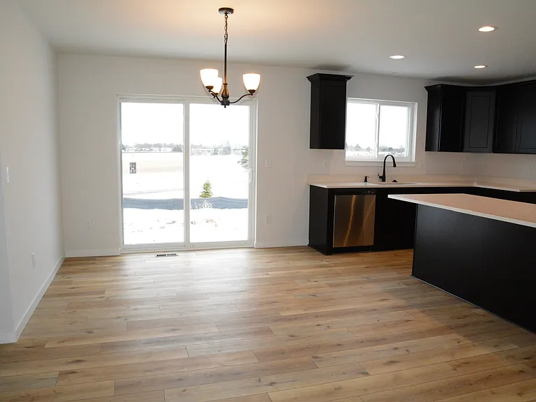 664 E Bluff Cir — Photo 3