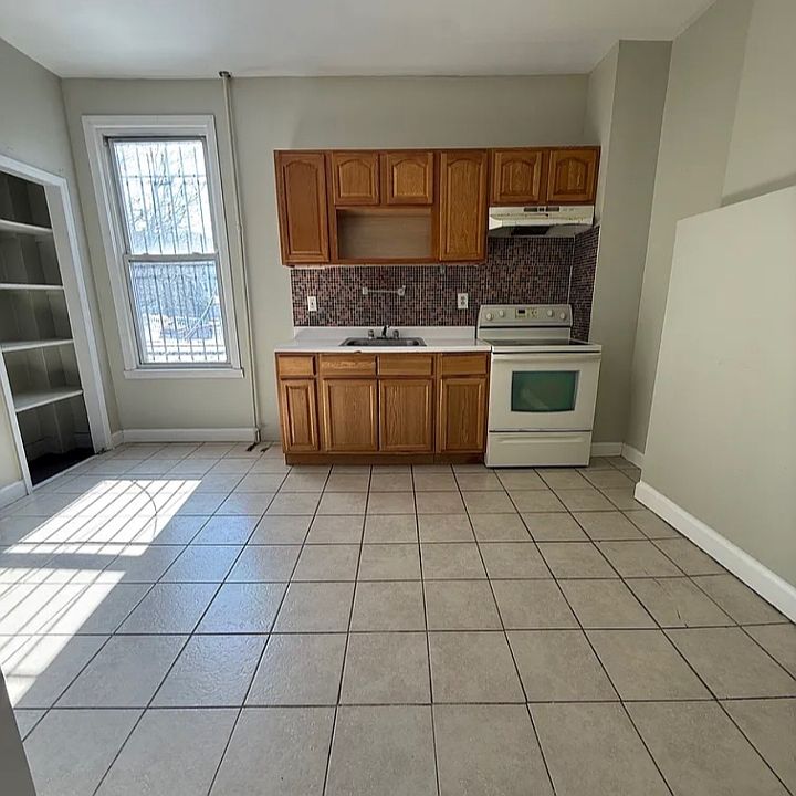 1st image of 118 Ridgewood Ave #1L