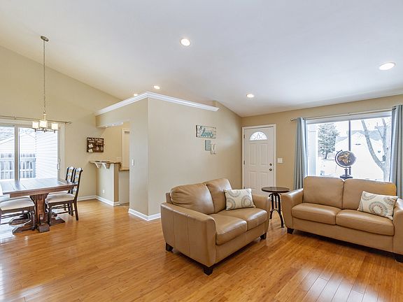 5th image of 218 Iris Dr