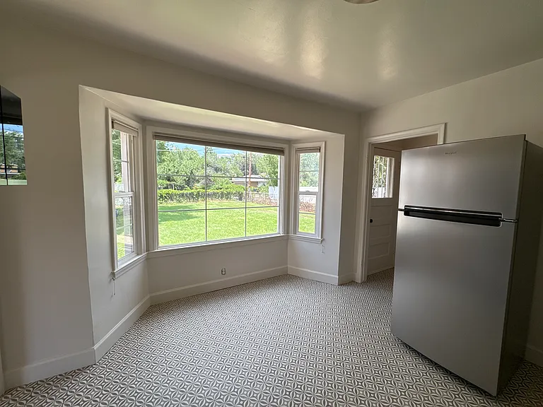 Kitchen bay window