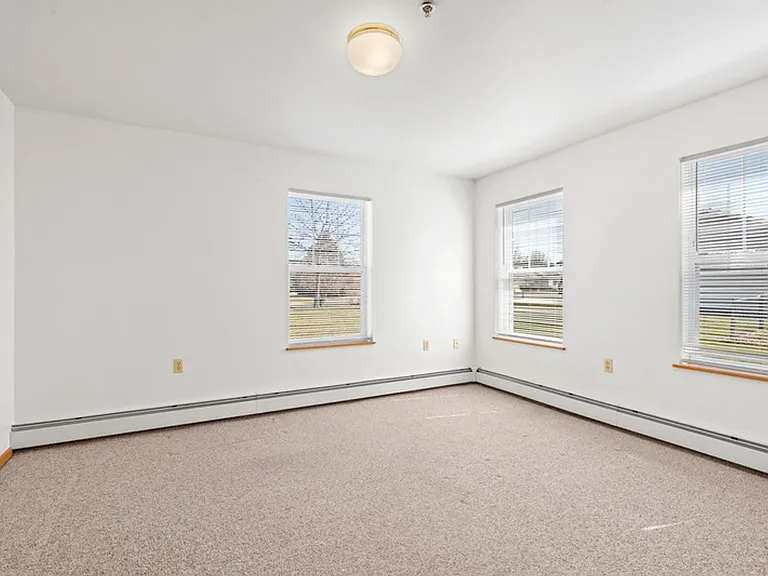 1085 Jaystone Ter — Photo 14