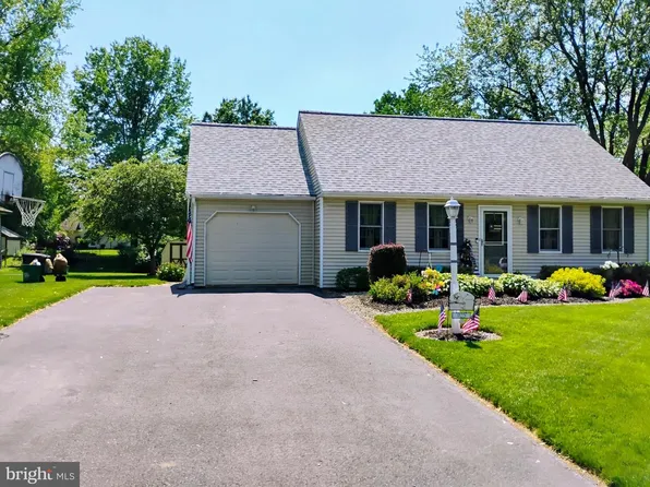 925 Indian Springs Dr, Lancaster, PA 17601