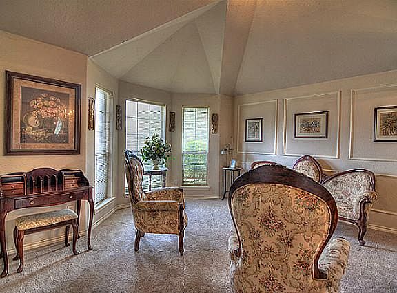 2nd image of 1412 Knob Hill Dr