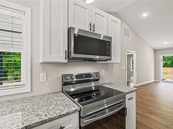 5th image of 144 Hewes St