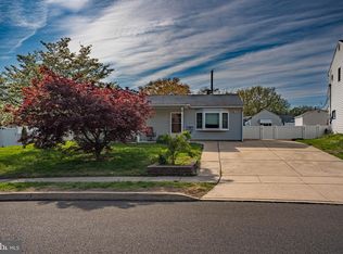 9 Mulberry Ln, Levittown, PA