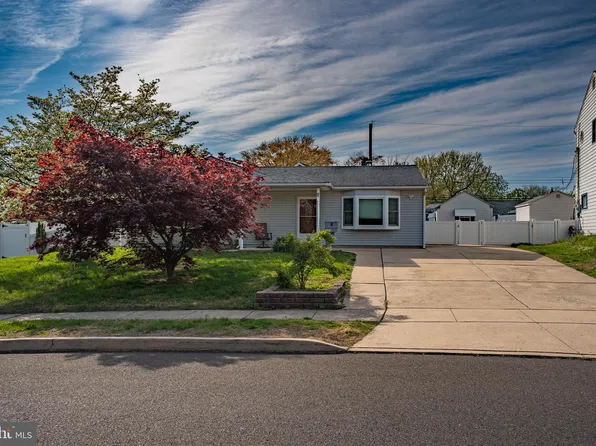 9 Mulberry Ln, Levittown, PA 19054