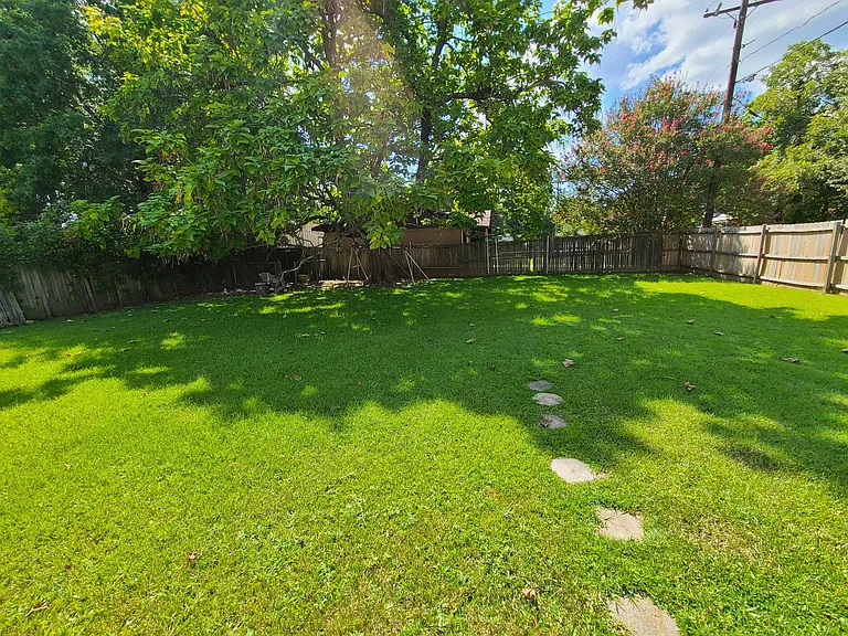 355 21st St NE — Photo 2