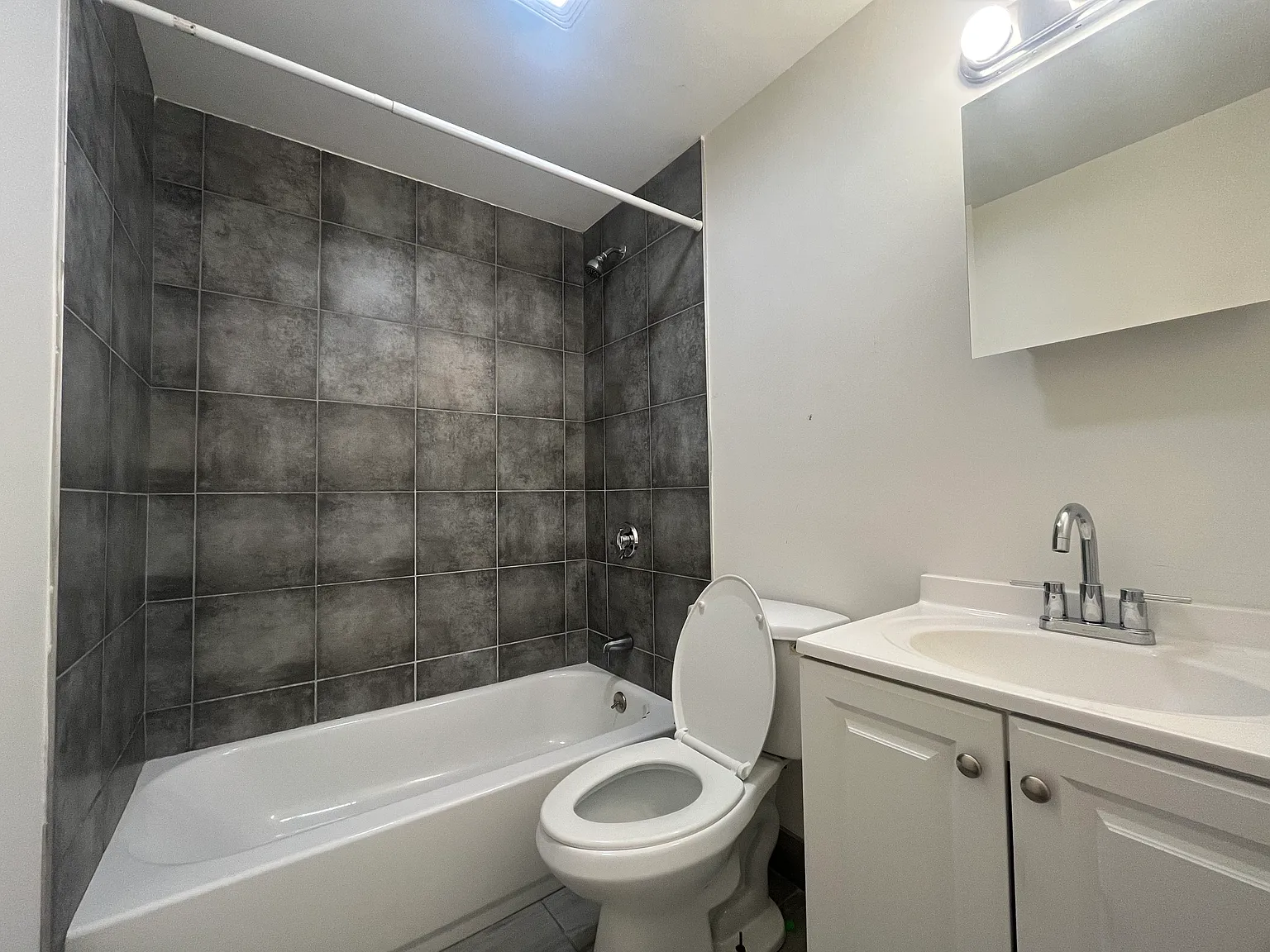 4 bed, 1240 sqft, $2,300 — Photo 2