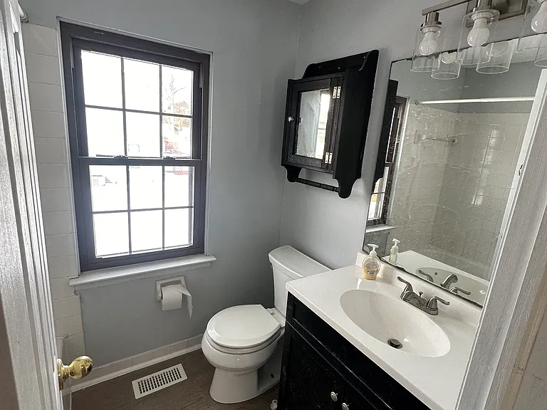 203 Franklin Ct — Photo 8