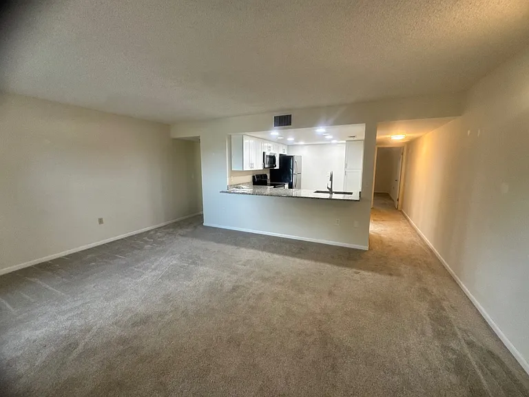 3607 Edgewater Dr — Photo 2