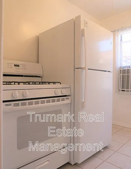 623 W Stocker St #C — Photo 7