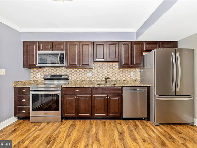 557 Lancaster Pl — Photo 5