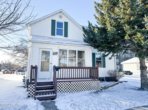 309 5th St NW, East Grand Forks, MN 56721