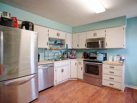 3rd image of 1020 Clark Cir