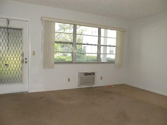 3rd image of 214 Oakridge #214