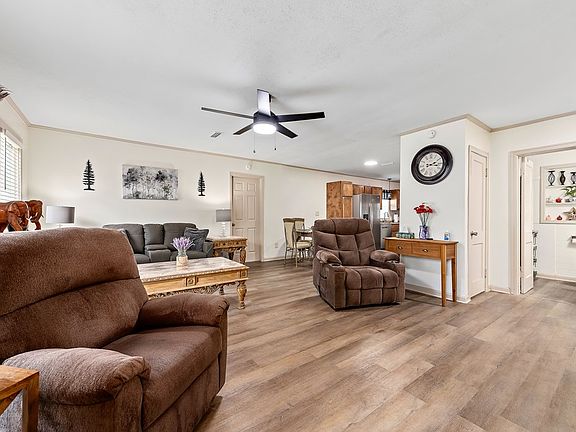 3rd image of 109 Hillman St